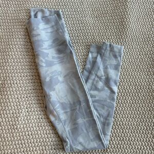 lululemon athletica women’s Light Gray Camouflage Wunder Under Leggings